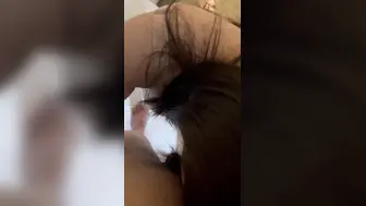 米色毛衣开腿被正面猛插～多毛穴汁水直流，全裸深喉皱眉喊痛