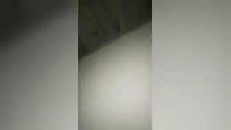 米色毛衣开腿被正面猛插～多毛穴汁水直流，全裸深喉皱眉喊痛