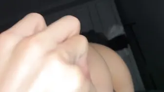 米色毛衣开腿被正面猛插～多毛穴汁水直流，全裸深喉皱眉喊痛