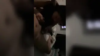 广东高颜值情趣黑丝女友，黑丝情趣战服被狠狠后入，上位操逼身子看着特别丰满有弹性，还是嫩妹操