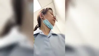 喜欢口交的护士眼镜妹～素颜超美，上位主动榨精身体疯狂摇晃