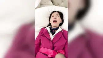 粉色空乘制服蓝领巾黑丝长筒，酒店沙发上翘腿撩裙、红甲脚尖踩茶几自摸，又软又色