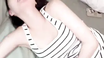 张梓 极品肉感人妻被胶衣紧缚SM自慰到喷奶潮吹