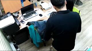 公司摄像头破解偸拍下班后经理与碎花连衣裙文员用电脑看黄片一起研究性爱动作在办公桌前打一炮！