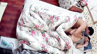 居家摄像头偷窥夫妻在家打炮鸡巴不顶用老婆还得用按摩棒来过瘾