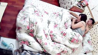 居家摄像头偷窥夫妻在家打炮鸡巴不顶用老婆还得用按摩棒来过瘾