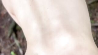 户外野战漂亮眼镜美眉吃鸡啪啪皮肤白皙鲍鱼粉嫩小穴抠的淫水哗哗撅着大白屁屁被无套内射