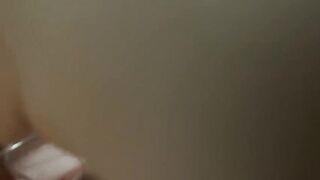 清纯粉嫩无毛鲍鱼小女友被大鸡吧男友无套输出高潮中抽搐内射