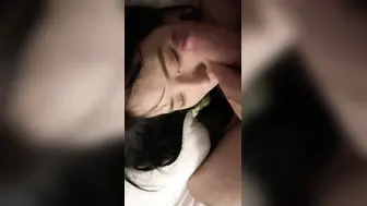 莆田小美白床单上，黑丝腿根被从下往上顶，被男友爆操嫩穴