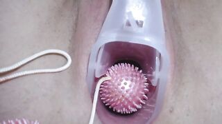 高清拍摄少女用扩阴器展示自己的阴道和宫颈