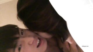 高颜值情侣家中性爱自拍抱着自己女友一顿狂艹近距离怼脸拍摄舌吻狂艹爽翻天！