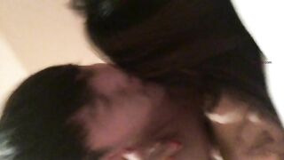 高颜值情侣家中性爱自拍抱着自己女友一顿狂艹近距离怼脸拍摄舌吻狂艹爽翻天！