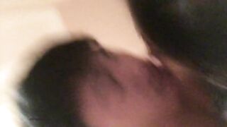 高颜值情侣家中性爱自拍抱着自己女友一顿狂艹近距离怼脸拍摄舌吻狂艹爽翻天！