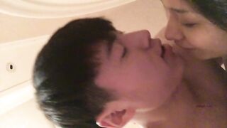 高颜值情侣家中性爱自拍抱着自己女友一顿狂艹近距离怼脸拍摄舌吻狂艹爽翻天！