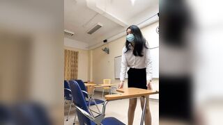 如今大学校园淫乱之风兴起，这是老师还是学生，教室里高潮喷水自慰，第二天好大的骚水味